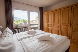 2 bedrooms, in-room safe, WiFi, bed sheets - Modern 3-room apartment Alpenzauber with panoramic mountain views (Garmisch-Partenkirchen)