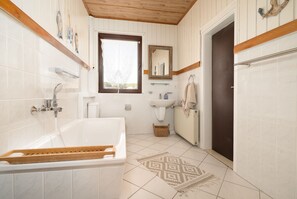Bathtub, towels
