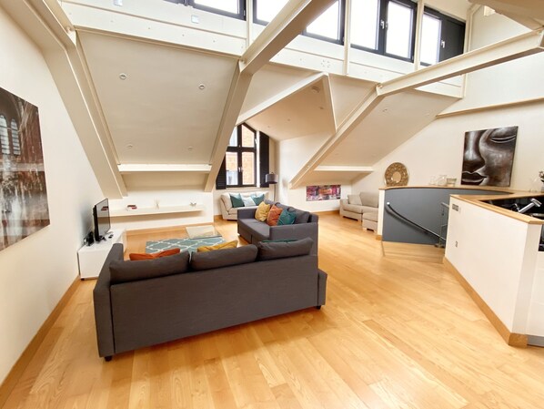 Apartamento presidencial | Zona de estar | Televisión de pantalla plana de 54 pulgadas con canales digitales