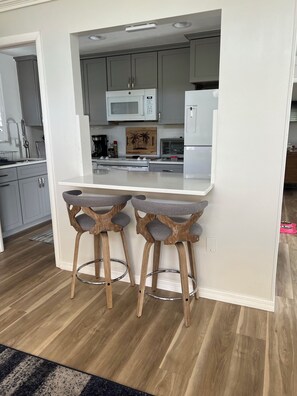 冷蔵庫、電子レンジ、オーブン、コンロ