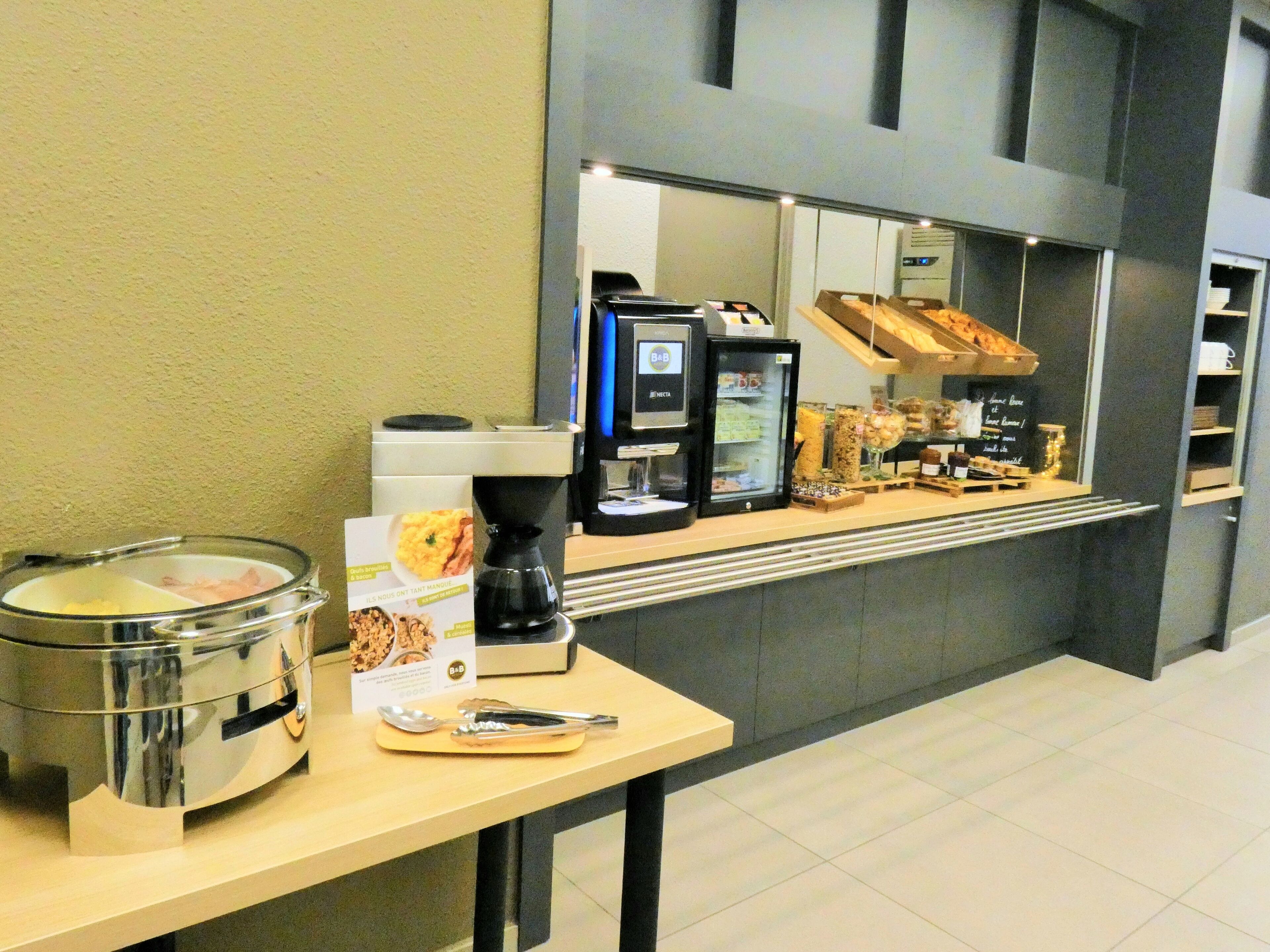 daily buffet breakfast for a fee