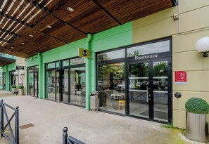 Property entrance - B&B HOTEL Cambrai (Proville)