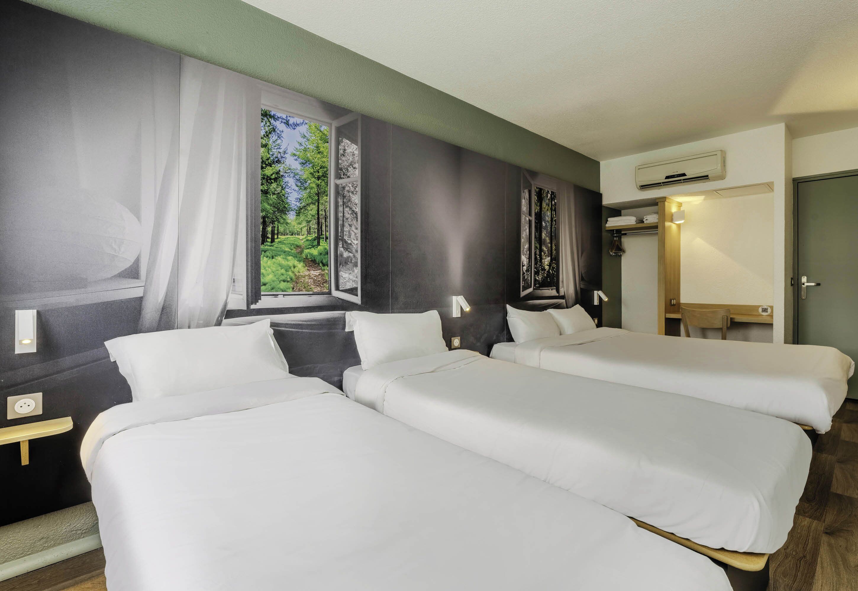 4 人部屋 | デスク、WiFi (無料)、ベッドシーツ