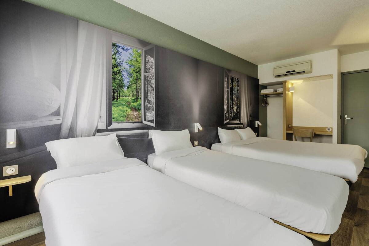 quadruple room | 1 bedroom, desk, free wifi, bed sheets