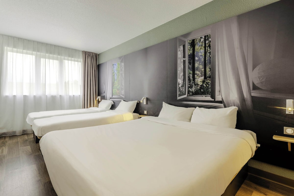 quadruple room | 1 bedroom, desk, free wifi, bed sheets