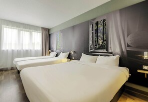 Escritorio, wifi gratis y ropa de cama