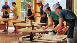 A group of people in a kitchen setting, preparing food. - Villa Il Giardino with Private Swimming Pool, Garden, Ideal for Weddings (Radicofani (SI))