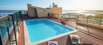 Luxury 2-Bedroom Apartment with Rooftop Pool, Village Marina, Olhão