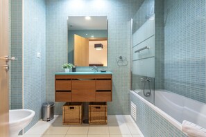 Duschwanne, Haartrockner, Bidet, Handtücher