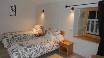 2 bedrooms, iron/ironing board, travel cot, free WiFi