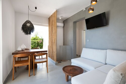 Elisa Seaside Luxury Suite Private hot Tub, Beach