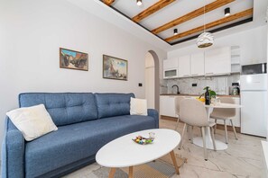 Appartement (One Bedroom Apartment with Balcony an) | Salle de séjour | Téléviseur