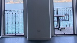 Quarto com uma janela grande e um relógio de parede.