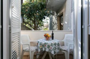 Apartamento (One-Bedroom Apartment with Balcony) | Fachada
