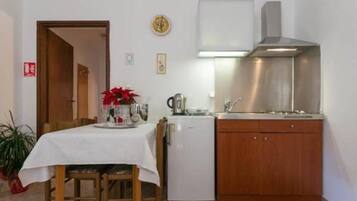 Apartment (One-Bedroom Apartment with Balcony) | Dining room