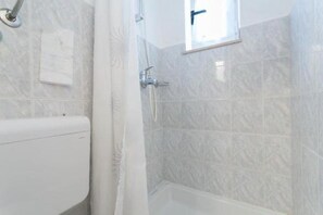 Apartamento (One-Bedroom Apartment with Balcony) | Banheiro | Chuveiro, toalhas de banho