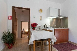 Apartamento (One-Bedroom Apartment with Balcony) | Cozinha privada | Geladeira