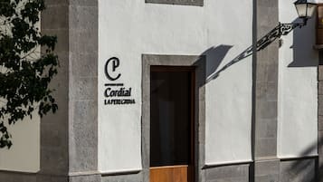 Fachada de edificio con un cartel que dice 'Cordial La Peregrina'.