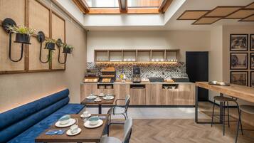 Se ofrece un desayuno continental todos los días (13 EUR por persona)