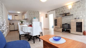 Apartment (Two Bedroom Apartment with Balcony) | Wohnzimmer | Fernseher