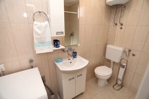 Apartment (Two Bedroom Apartment with Balcony) | Bathroom | Shower, towels, shampoo - Apartment Meri (Trogir)