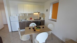 Refrigerador, horno, placa de cocina, cafetera/tetera