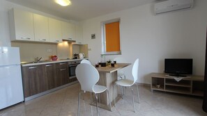 Kühlschrank, Ofen, Herdplatte, Wasserkocher mit Kaffee-/Teezubehör