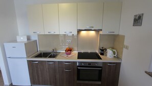 Refrigerador, horno, placa de cocina, cafetera/tetera