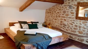 4 slaapkamers, een bureau, een strijkplank/strijkijzer