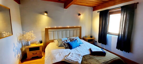 4 habitaciones, escritorio y tabla de planchar con plancha