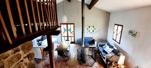 Televisión, chimenea, reproductor de DVD y tenis de mesa