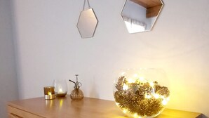 Una cassettiera in legno con listelli orizzontali e uno specchio sopra.