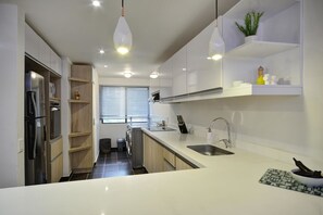 Kjøleskap, mikrobølgeovn, ovn og kokeplater