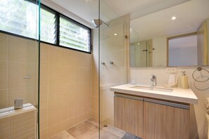 Dusj, håndklær og toalettpapir