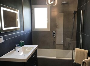 Ensemble baignoire-douche, séchoir à cheveux, serviettes fournies, savon