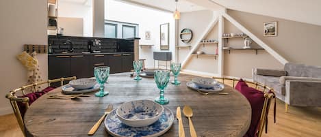 تناول الطعام داخل الغرفة