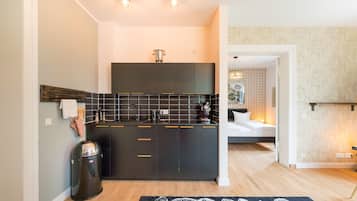 Departamento básico | Cocina privada | Refrigerador, horno, parrilla de estufa y cafetera y tetera