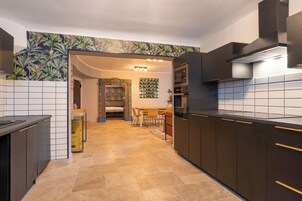 Deluxe tweepersoonskamer | Privékeuken | Een koelkast, een oven, een kookplaat, een koffiezetapparaat/waterkoker