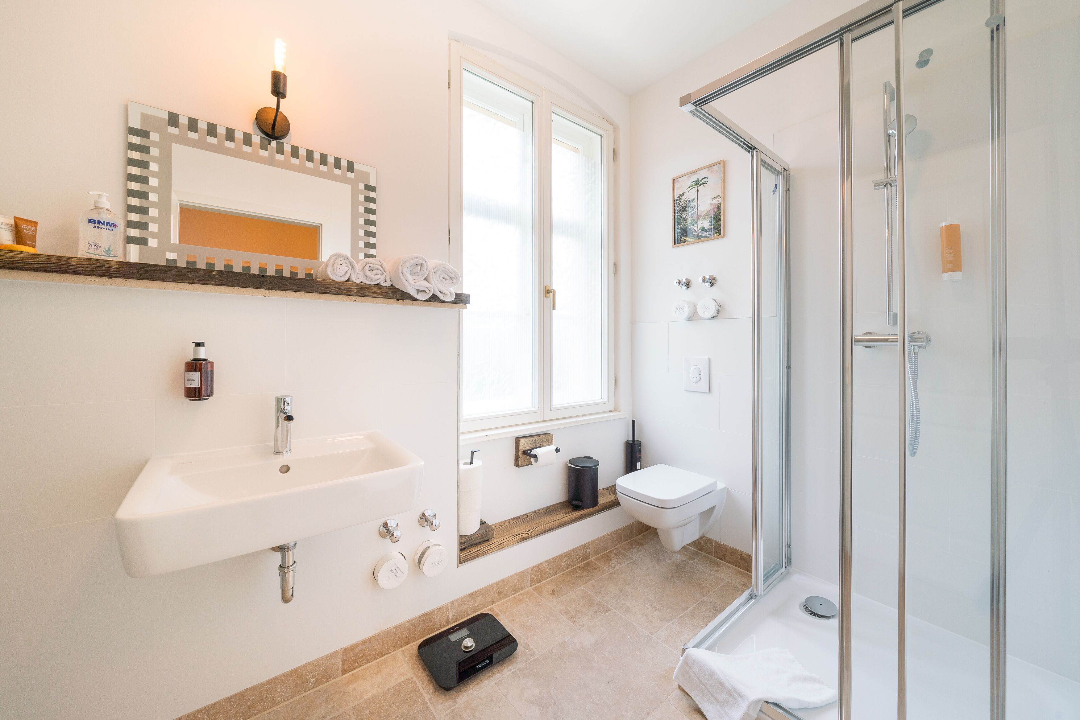 Classic Apartment | Bathroom | Shower, rainfall showerhead, free toiletries, hair dryer