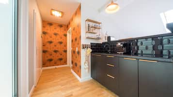 Apartamento de diseño | Cocina privada | Frigorífico, horno, placa de cocina y cafetera o tetera