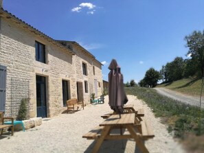 Outdoor dining - Les Cyprès (Échiré)
