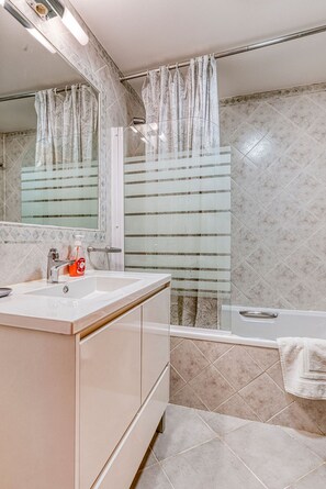 Combined shower/bathtub, hair dryer, towels