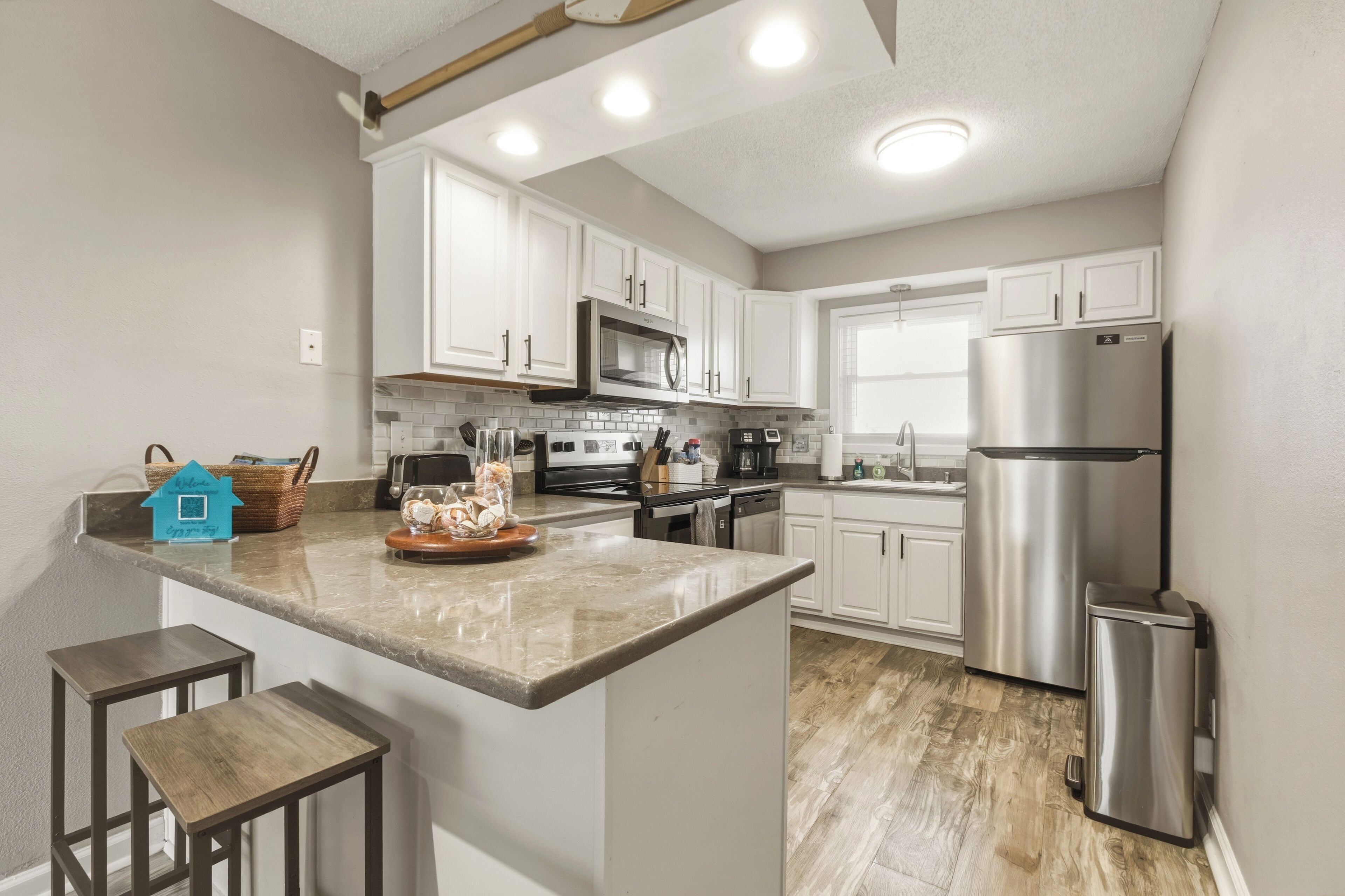 Coffee/tea maker, fridge, microwave, oven