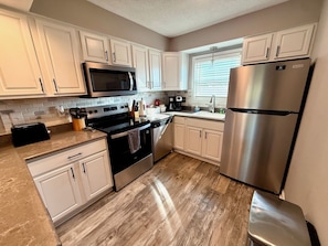 ثلاجة، ميكروويف، فرن، موقد طهي مسطح