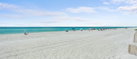 På stranden, liggestole, badehåndklæder