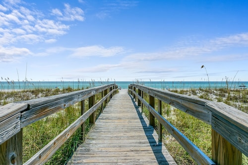 ☀️  HEAVEN ON STILTS! 🏖️STEPS FROM BEACH &POOL! BOOK YOUR WINTER AND SPRING VACAY!