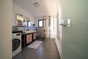 Een douche, een haardroger, handdoeken, zeep
