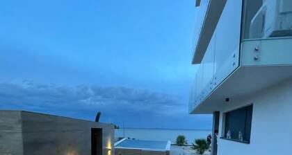 JamC Dream: Family dream right by the sea with heated pool