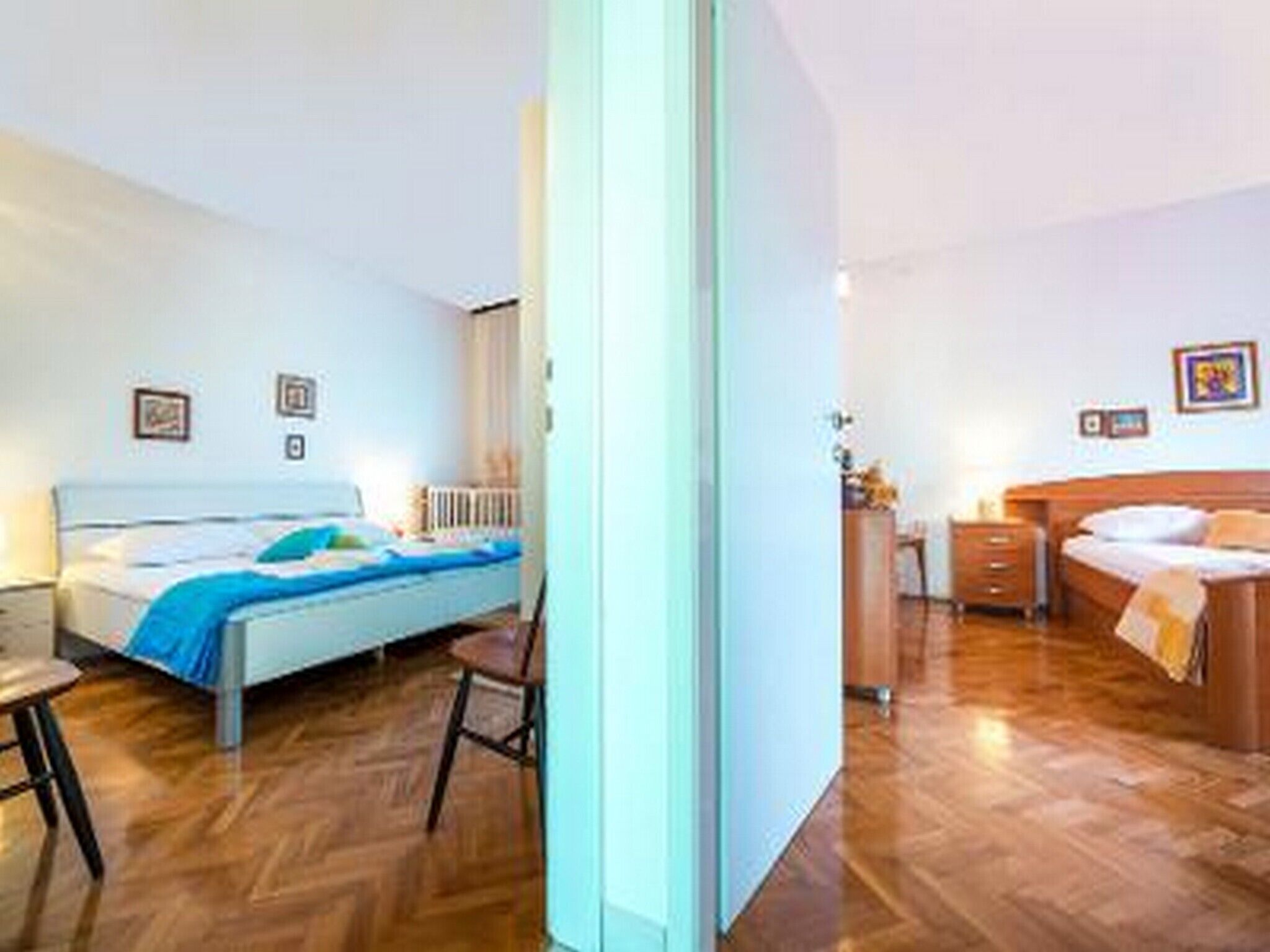 Une chambre à coucher comprenant un lit, une table de chevet, une chaise et une commode.
