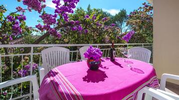 House (Three Bedroom Holiday House with Terr) | Balcony